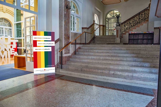Alle entrate dei palazzi provinciali saranno esposti dei roll-up che rimandano al Pride Month. Nella foto quello esposto al Palazzo 1 (foto: ASP/Greta Stuefer)