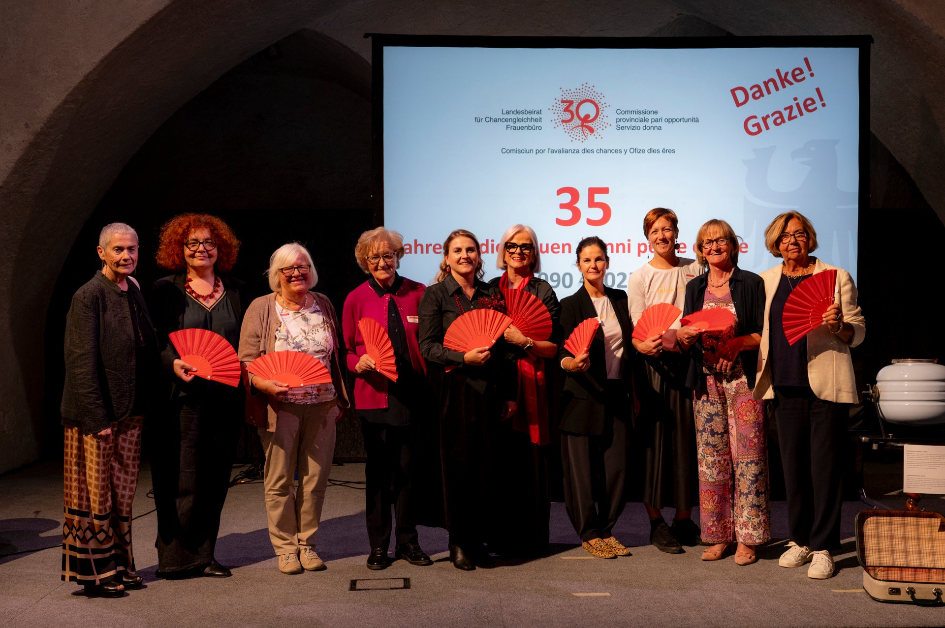Frauenpower für den Abend: v.l. Laura Onofri, Lene Morgenstern, Alessandra Spada, Marianne Steinhauser, Ulrike Oberhammer, Nadia Mazzardis, Sara Canali, Daniela Niederstätter, Martha Stocker und Heidrun Achammer Markart (Foto: LPA/Manuela Tessaro)

