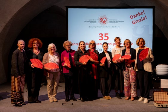 Frauenpower für den Abend: v.l. Laura Onofri, Lene Morgenstern, Alessandra Spada, Marianne Steinhauser, Ulrike Oberhammer, Nadia Mazzardis, Sara Canali, Daniela Niederstätter, Martha Stocker und Heidrun Achammer Markart (Foto: LPA/Manuela Tessaro)

