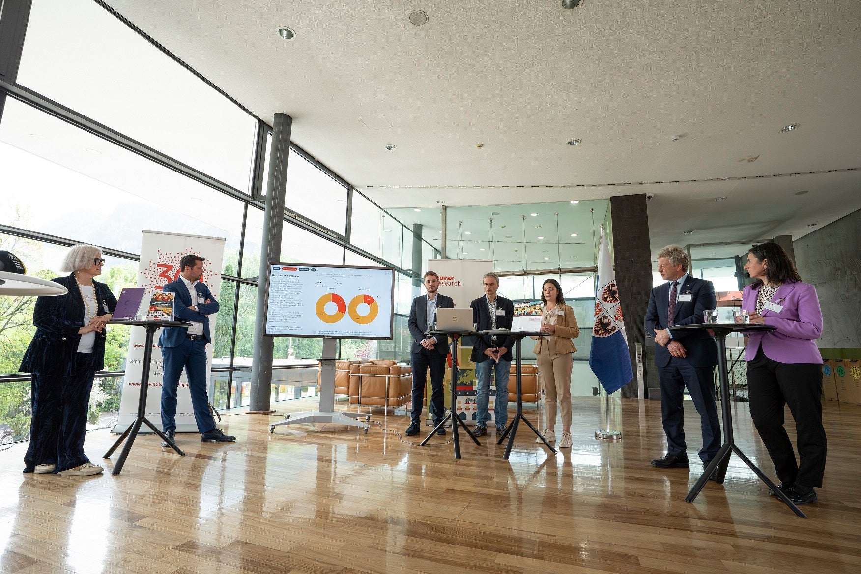 Hanno presentato la nuova banca dati politica: d.s. Nadia Mazzardis, Dominik Oberstaller, Peter Decarli, Josef Bernhart, Magdalena Nock, Franz Locher, Cristina Pallanch
Credit: Eurac Research | Andrea De Giovanni
