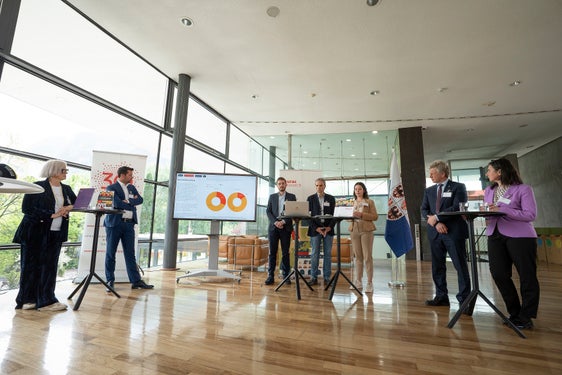 Stellten die neue Politikdatenbank vor: v.l. Nadia Mazzardis, Dominik Oberstaller, Peter Decarli, Josef Bernhart, Magdalena Nock, Franz Locher, Cristina Pallanch
Credit: Eurac Research | Andrea De Giovanni
