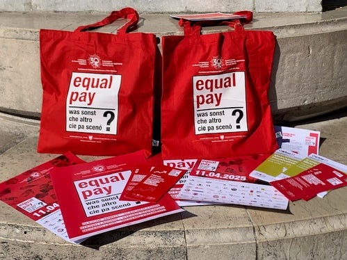 EPD Material Flashmob am Waltherplatz Bozen (Foto: Frauenbüro)