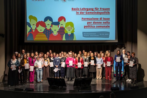 Le partecipanti del corso di base per donne nella politica comunale durante l'assegnazione dei certificati il 31 gennaio 2025 presso l’Eurac di Bolzano (foto: AuerLukasPhotography)