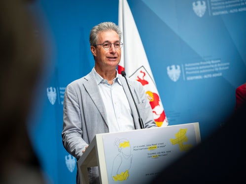 Il presidente Maximin Liebl sostiene la distribuzione del materiale informativo sull'endometriosi con l'Ordine dei  farmacisti (Foto: USP/Fabio Brucculeri)