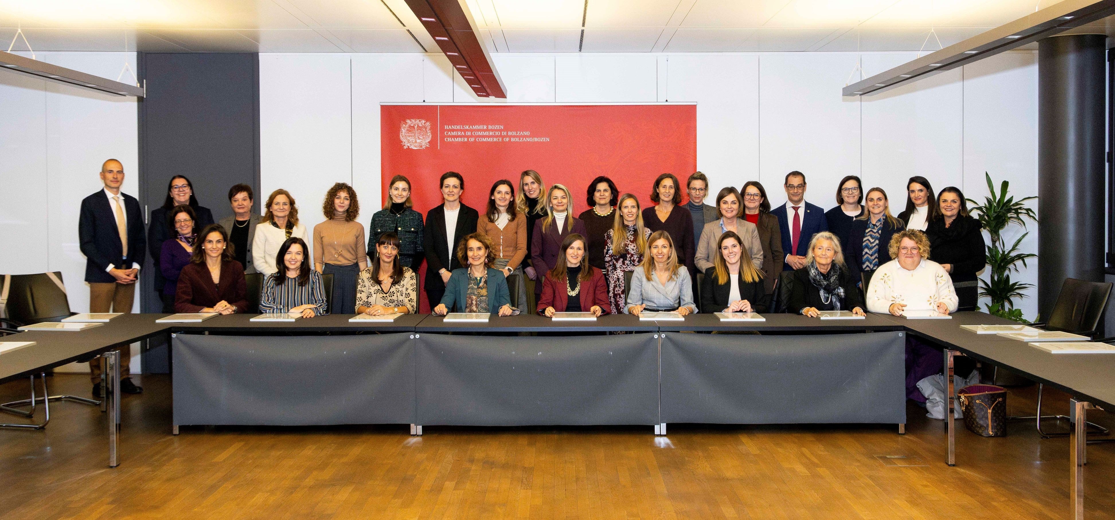 Diese 20 Frauen haben am Freitagabend das Zertifikat des Lehrgangs für angehende Verwaltungsrätinnen erhalten. Im Bild mit Luca Filippi, dem Vizegeneralsekretär der Handelskammer (ganz links), der Vizepräsidentin der Handelskammer Johanna Santa Falser (stehend 4.v.l.) und Alfred Aberer, dem Generalsekretär der Handelskammer Bozen sowie Ulrike Oberhammer, der Präsidentin des Landesbeirats für Chancengleichheit für Frauen (stehend 3. v.r.). (Foto: LPA/Imprexa/Alan Bianchi)