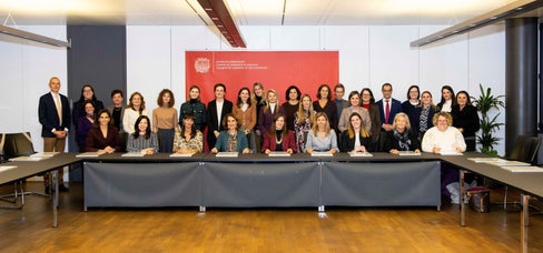 Diese 20 Frauen haben am Freitagabend das Zertifikat des Lehrgangs für angehende Verwaltungsrätinnen erhalten. Im Bild mit Luca Filippi, dem Vizegeneralsekretär der Handelskammer (ganz links), der Vizepräsidentin der Handelskammer Johanna Santa Falser (stehend 4.v.l.) und Alfred Aberer, dem Generalsekretär der Handelskammer Bozen sowie Ulrike Oberhammer, der Präsidentin des Landesbeirats für Chancengleichheit für Frauen (stehend 3. v.r.). (Foto: LPA/Imprexa/Alan Bianchi)