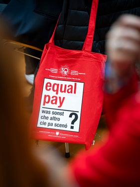 La borsa rossa è il simbolo dell'Equal Pay Day (Foto: USC/Fabio Brucculeri)