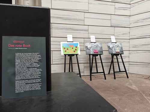 Die Ausstellung Das rote Boot ist noch bis zum 10. Dezember im Innenhof des Landhauses 2 zu besichtigen. (Foto: LPA/Ursula Pirchstaller)