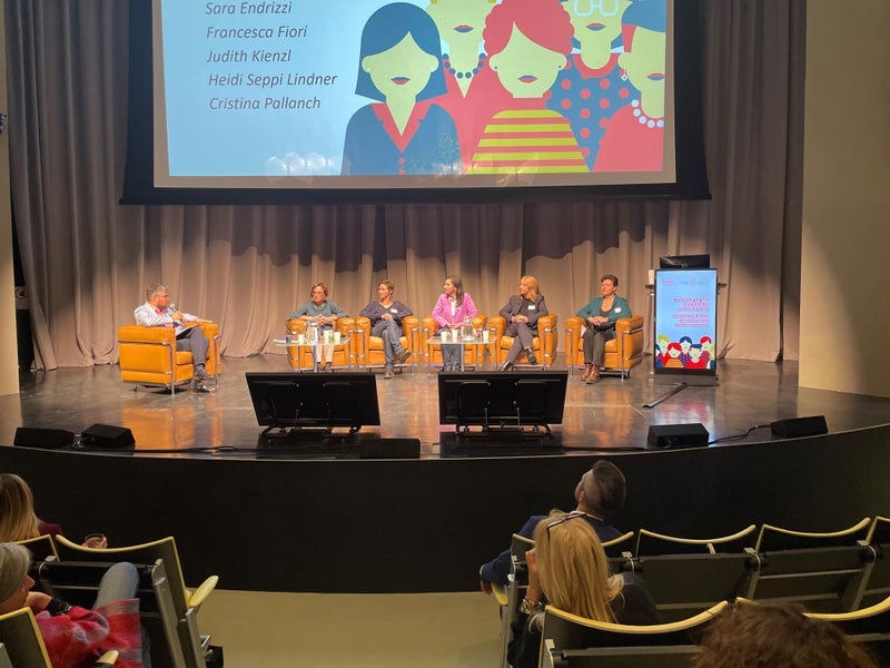 In due tavole rotonde donne attive nella politica locale hanno raccontato dalle loro esperienze (da sinistra: moderatore Patrick Rina, Heidi Seppi Lindner, Judith Kienzl, Cristina Pallanch, Francesca Fiori e Sara Endrizzi). (foto: USP/Carmen Kollmann)