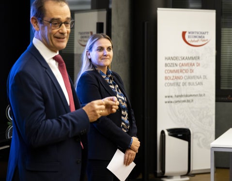 Der Generalsekretär der Handelskammer Bozen Alfred Aberer (links) und Ulrike Oberhammer, die Präsidentin des Landesbeirats für Chancengleichheit für Frauen, im Rahmen der Zertifikatsübergabe im WIFI in der Bozner Handelskammer. (Foto: LPA/Imprexa/Alan Bianchi)
