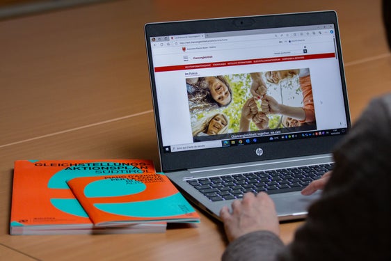 Gleichstellung und Chancengleichheit sind umfangreiche Themen, die viele Aspekte des Alltages betreffen. Die neugestalteten Landeswebseiten zur Chancengleichheit bieten hierzu einen umfassenden Überblick.