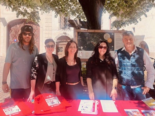 Margreid - v.l. der Beirat für Chancengleichheit Martin Goller, Sarah Anrather, Annamaria Sanna und Silke Schwarz mit Bürgermeister Andreas Bonell 

