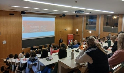Jede und jeder von uns ist anders und daher ist es eine Herausforderung und eine Aufgabe der Medizin, diesen Unterschieden Rechnung zu tragen, betonte Michael Mayr, Direktor des Ressorts Gesundheitsvorsorge und Gesundheit (vorne am Rednerpunkt) beim 8. Südtiroler Symposium zur Gendermedizin an der Claudiana in Bozen. (Foto: LPA)