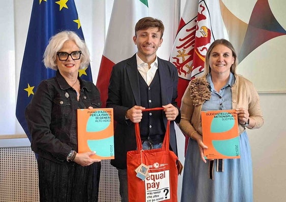 Landtagspräsident Angelo Gennaccaro mit der Präsidentin des Landesbeirats für Chancengleichheit, Ulrike Oberhammer (re.), und der Vizepräsidentin Nadia Mazzardis. (Foto: Südtiroler Landtag)
