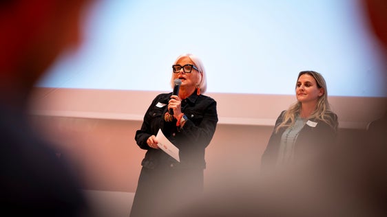 Nadia Mazzardis e Ulrike Oberhammer, rispettivamente vicepresidente e presidente della Commissione provinciale per le pari opportunità per le donne. (Foto: USP/Fabio Brucculeri)