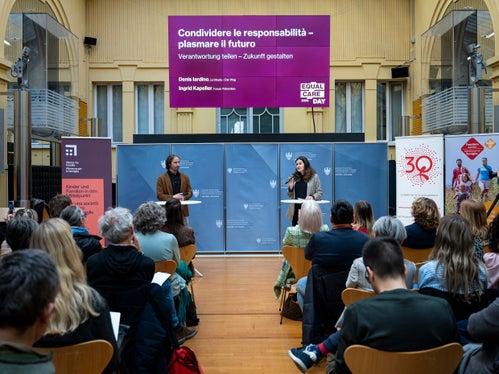 Denis Iardino ha fornito alcune riflessioni personali, sottolineando che ormai per molti padri è importante essere maggiormente coinvolti. La distribuzione ineguale delle attività di cura e assistenza fa sì che il divario retributivo di genere rimanga ostinatamente al 17 per cento, ha spiegato Ingrid Kapeller del Forum Prevenzione. (Foto: USP/Fabio Brucculeri)