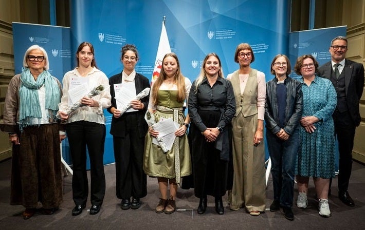 Nadia Mazzardis, die Vizepräsidentin des Landesbeirats für Chancengleichheit für Frauen (im Bild von links), die Preisträgerinnen Sofia Moratti, Alena Kerer und Camilla Cristofoletti, Ulrike Oberhammer, die Präsidentin des Landesbeirats, Moderatorin Heidi Hintner, die Mitglieder der Bewertungskommission Marlene Rinner und Marlene Messner, sowie Landeshauptmann Arno Kompatscher. (Foto: LPA/Fabio Brucculeri)