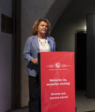 Landeshauptmannstellvertreterin Rosmarie Pamer überbringt die Glückwünsche der Landesregierung (Foto: LPA/Manuela Tessaro)
