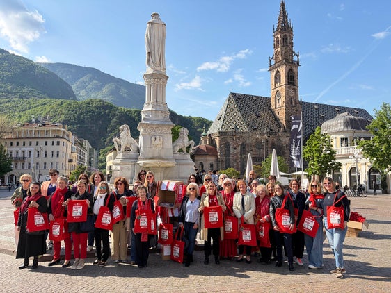 "Sprecht über Geld!": Diese Botschaft gaben die Teilnehmerinnen des Flashmobs zahlreichen Frauen mit auf den Weg, die am 17. April auf dem Bozner Waltherplatz unterwegs waren. Der Landesbeirat für Chancengleichheit für Frauen und das Frauenbüro machten mit der Aktion auf den Equal Pay Day aufmerksam, der die immer noch bestehende Lohnschere zwischen Mann und Frau anprangert. (Foto: LPA/Gabriel Marciano)
