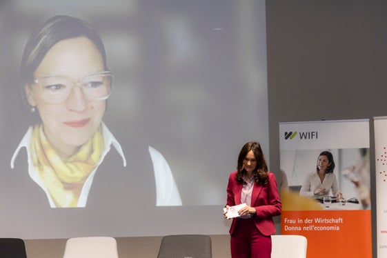 Da Zurigo online: Esther-Mirjam de Boer, consulente, imprenditrice e componente di vari consigli di amministrazione svizzeri, con il suo appello Let’s change the face of Boards! (Foto: Imprexa/Alan Bianchi)