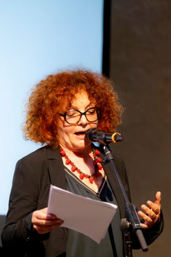 Die Performance-Künstlerin Lene Morgenstern liest das ABC der Chancengleichheit (Foto: LPA/Manuela Tessaro)
