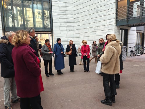 Lisa Trockner (im Bild ganz rechts), die Direktorin des Südtiroler Künstlerbunds, erklärte Landesrätinnen und Landtagsabgeordneten sowie den Vertreterinnen des Landesbeirats für Chancengleichheit die Bedeutung der Ausstellung. (Foto: LPA/Ursula Pirchstaller)
