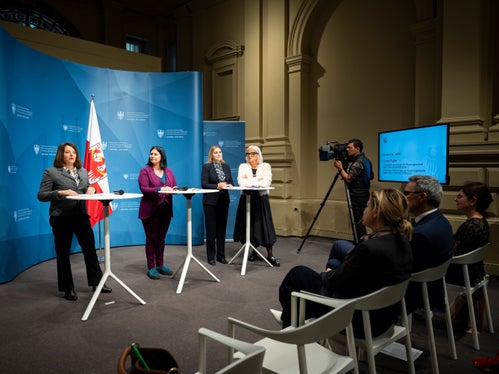 Die Präsidentin des Beirats für Chancengleichheit der Freien Universität Bozen, Professorin Laura Valle (links), unterstützt auch weiterhin die Bekanntmachung der Förderpreise 'Lidia Menapace' (Foto: LPA/Fabio Brucculeri)
