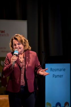 Landeshauptmann-Stellvertreterin Rosmarie Pamer lädt die Frauen ein, in der Politik authentisch und mutig zu sein. (Foto: Lukas Auer)