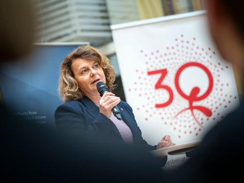 Sozial-Landesrätin Rosmarie Pamer berichtete von ihren persönlichen Erfahrungen und ihrem Mann, der schon vor 18 Jahren Elternzeit genossen hat. (Foto: LPA/Fabio Brucculeri)