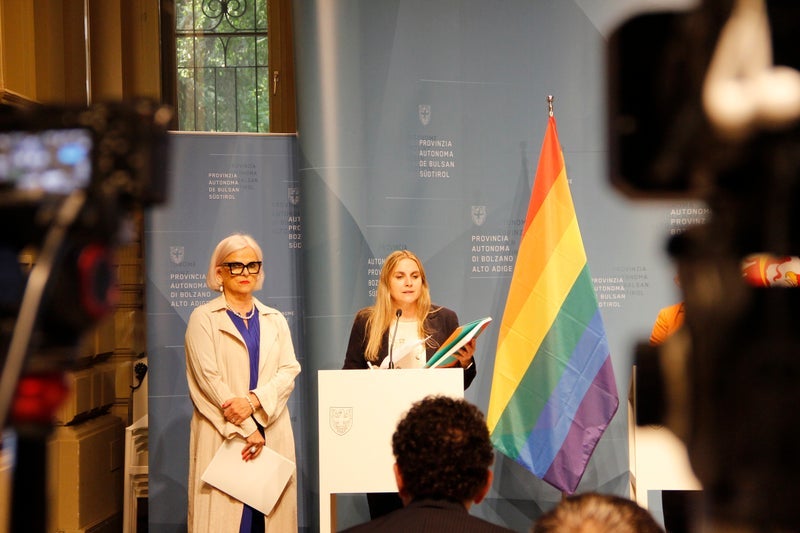 Die Vizepräsidentin Nadia Mazzardis und Präsidentin Ulrike Oberhammer des Landesbeirates für Chancengleichheit für Frauen stellten am 11. Juni das Tätigkeitsprogramm des Beirates vor. (Foto: LPA/Maja Clara)