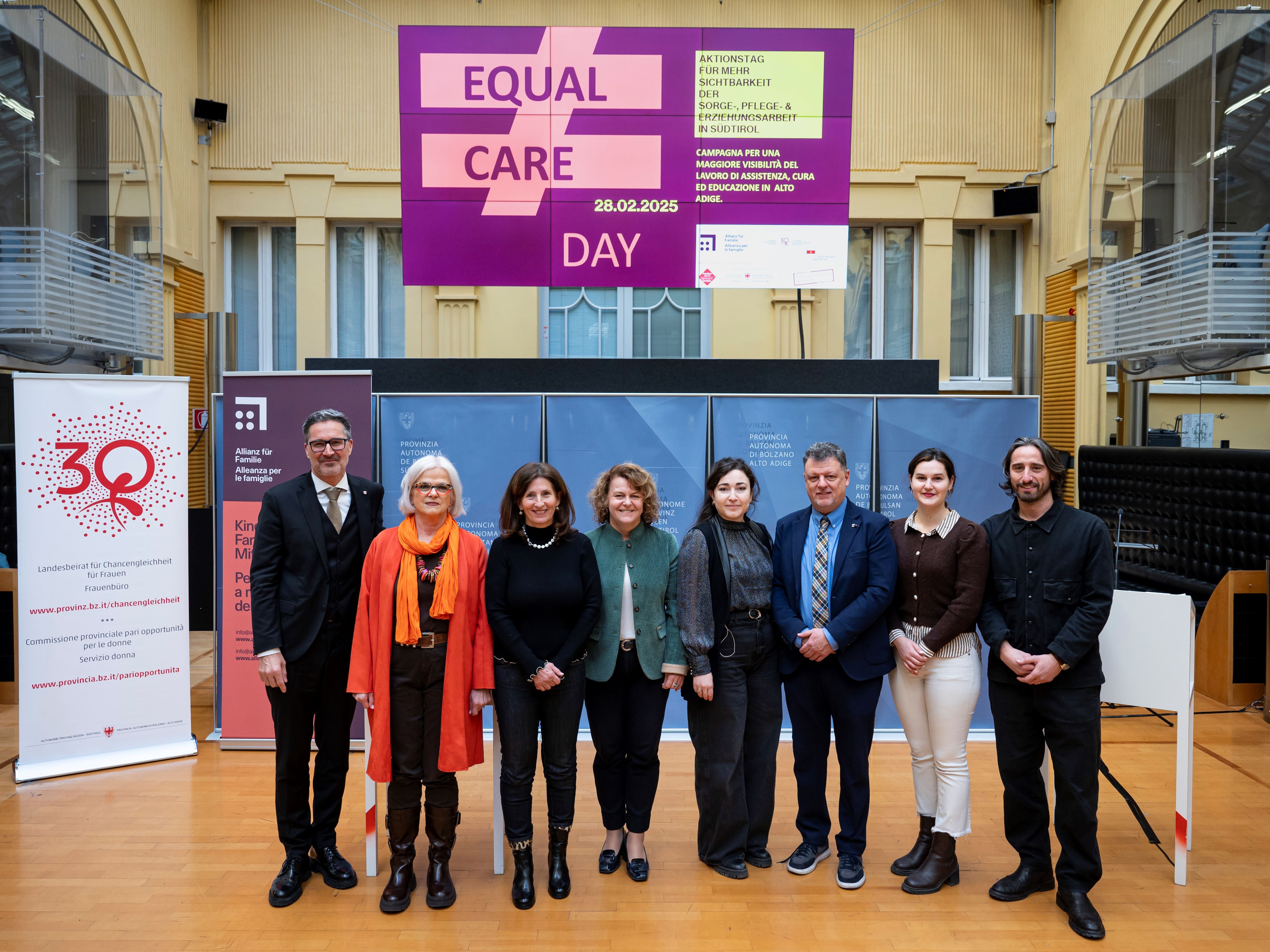 d.s. Il Presidente Arno Kompatscher, la vicepresidente della Commissione pari opportunità Nadia Mazzardis, la portavoce dell'Alleanza per la famiglia Christa Ladurner, l'Assessora prov. Rosmarie Pamer, la performance-artista Diletta La Rosa, l'Assessore comunale Christa Battisti e la moderazione Ingrid Kapeller e Denis Iardino (ASC/Fabio Brucculeri)