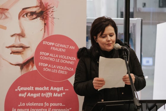 Brunico - L'organizzatrice della rete contro la violenza Ingrid Plafrader