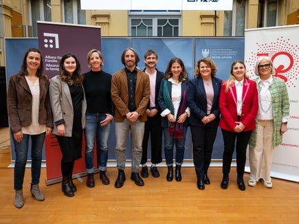 Hanno richiamato l'attenzione sull'Equal Care Day che si terrà il 1° marzo: (nella foto da sinistra) la sociologa Heidi Flarer, Ingrid Kapeller e Gudrun Brugger (Forum Prevenzione), Denis Iardino (La Strada - der Weg), Christof Fauster (agenzia pubblicitaria Peppis), Christa Ladurner (Forum Prevenzione), l'assessora provinciale alla Coesione sociale e alla Famiglia Rosmarie Pamer, Ulrike Oberhammer e Nadia Mazzardis (rispettivamente presidente e vicepresidente della Commissione provinciale per le pari opportunità per le donne). (Foto: USP/Fabio Brucculeri)