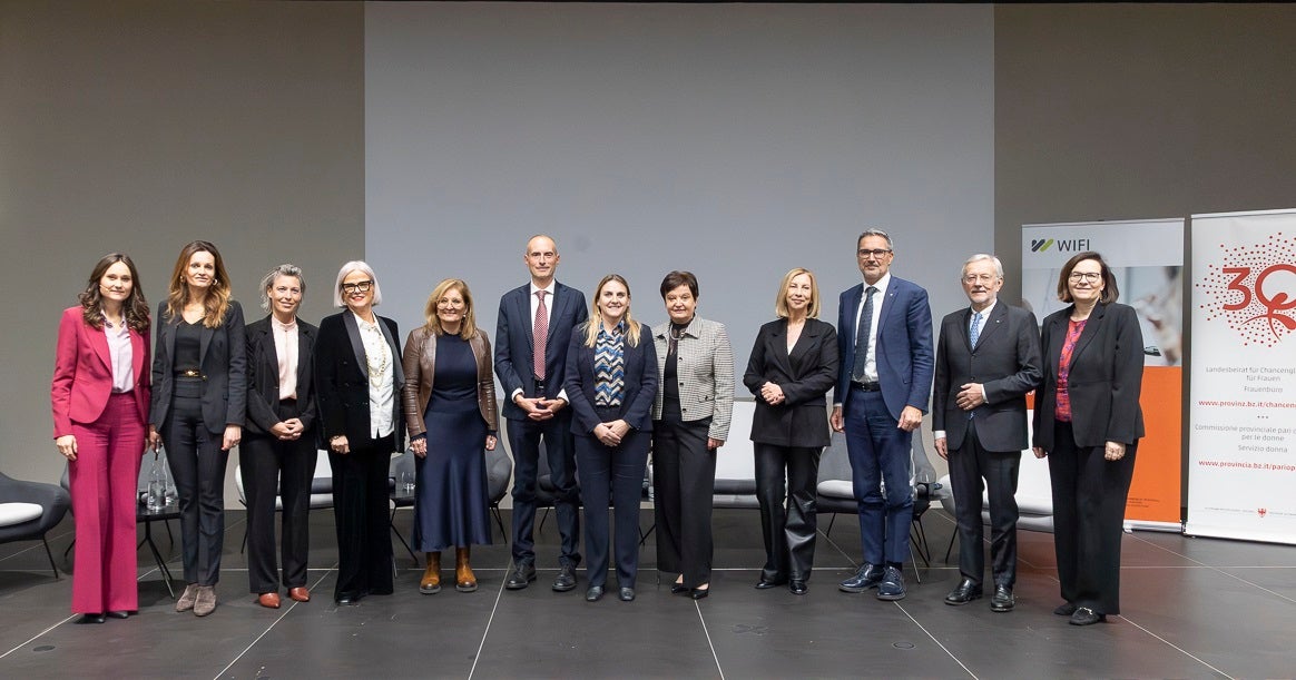 Gruppenfoto v.l.n.r.  Moderatorin Nicole Abler, WOBI-Präsidentin Francesca Tosolini, Vera Nicolussi-Leck vom Netzwerk SHE Builds, Beiratsvizepräsidentin Nadia Mazzardis, SASA-Verwaltungsrätin Christine Gasser, Handelskammer-Vizegeneralsekretär Luca Filippi, Beiratspräsidentin Ulrike Oberhammer, Handelskammer-Vizepräsidentin Johanna Santa Falser, Referentin Carla Ciani, Landeshauptmann Arno Kompatscher, Handelskammer-Präsident Michl Ebner und WIFI-Direktorin Christine Platzer (Foto: Imprexa/Alan Bianchi)
