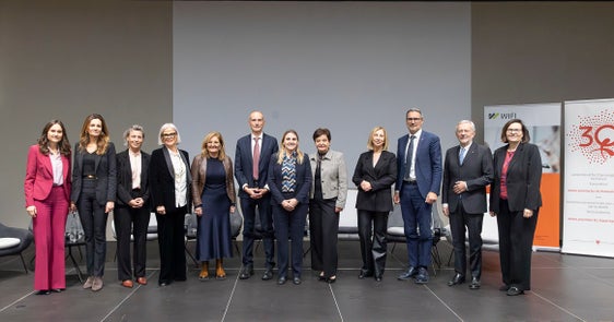 Gruppenfoto v.l.n.r.  Moderatorin Nicole Abler, WOBI-Präsidentin Francesca Tosolini, Vera Nicolussi-Leck vom Netzwerk SHE Builds, Beiratsvizepräsidentin Nadia Mazzardis, SASA-Verwaltungsrätin Christine Gasser, Handelskammer-Vizegeneralsekretär Luca Filippi, Beiratspräsidentin Ulrike Oberhammer, Handelskammer-Vizepräsidentin Johanna Santa Falser, Referentin Carla Ciani, Landeshauptmann Arno Kompatscher, Handelskammer-Präsident Michl Ebner und WIFI-Direktorin Christine Platzer (Foto: Imprexa/Alan Bianchi)