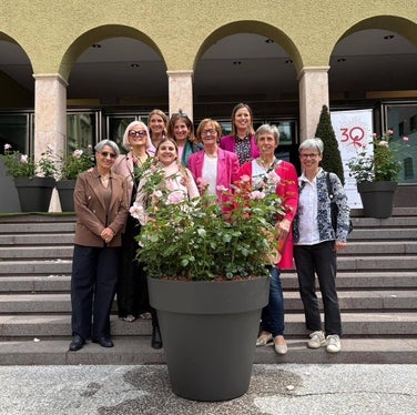 Donne attuali e passate della Commissione provinciale per le pari opportunità al battesimo della rosa