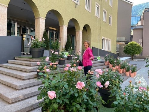 È tutto pronto: Martha Stocker prima dell'inizio del battesimo della rosa