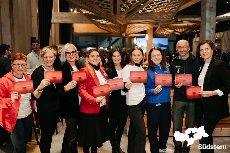 Im Bild (von links) einige der am Flashmob beteiligten Vertreterinnen und Vertreter aus Politik, Institutionen und Sport: Valentina Calandrelli, Hannelore Insam, Nadia Mazzardis, Ulrike Oberhammer, Sara Canali, Annika Malacinski, Daniela Dejori, Thomas Schuster und Sabine Gamper. (Foto: Südstern/Mirco Zancanella)