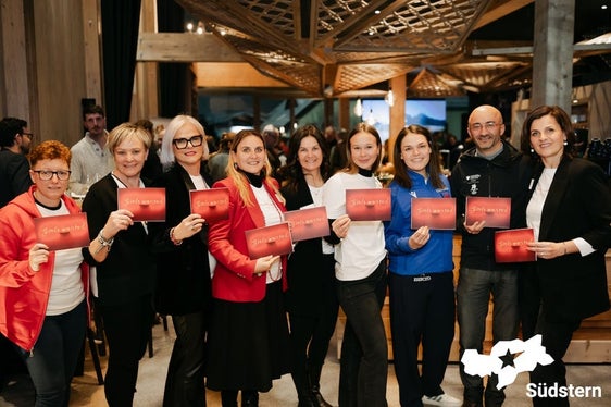 Im Bild (von links) einige der am Flashmob beteiligten Vertreterinnen und Vertreter aus Politik, Institutionen und Sport: Valentina Calandrelli, Hannelore Insam, Nadia Mazzardis, Ulrike Oberhammer, Sara Canali, Annika Malacinski, Daniela Dejori, Thomas Schuster und Sabine Gamper. (Foto: Südstern/Mirco Zancanella)