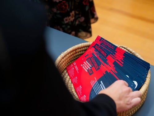 
 
Il fiocco bianco, materiale informativo, volantini e video informeranno e sensibilizzeranno sul tema del contrasto alla violenza sulle donne fino al 10 dicembre. (Foto: USP/Fabio Brucculeri)

