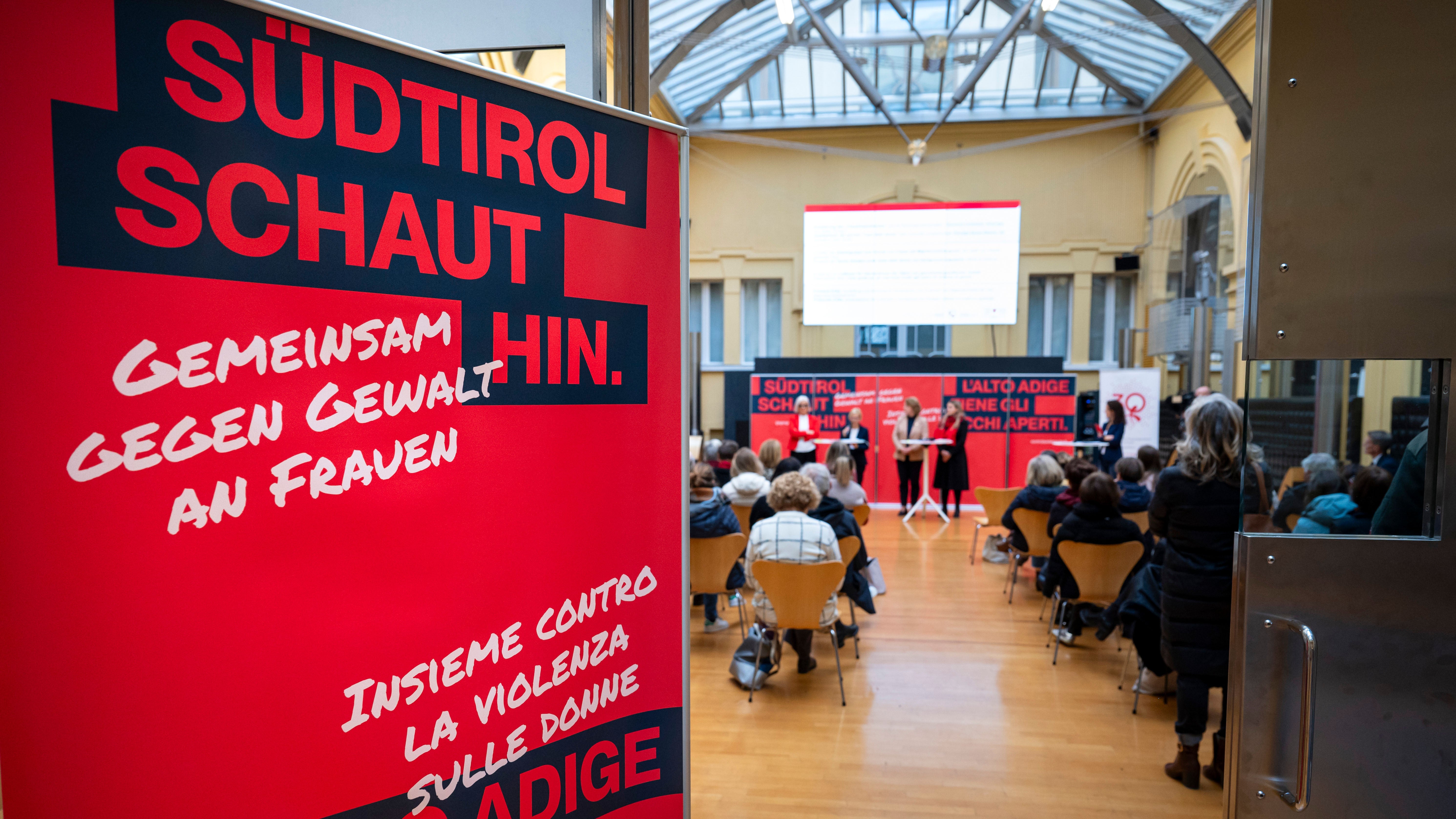 Con il motto L'Alto Adige tiene gli occhi aperti fino al 10 dicembre si svolge una campagna di sensibilizzazione provinciale che richiama l'attenzione sulle diverse forme di violenza contro le donne (foto: ASP/Fabio Brucculeri)