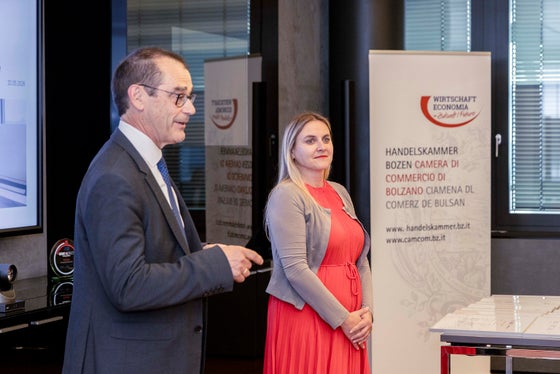 Alfred Aberer, der Generalsekretär der Handelskammer Bozen und Ulrike Oberhammer, die Präsidentin des Landesbeirats für Chancengleichheit für Frauen, im Rahmen der Vergabe der Zertifikate an die Absolventinnen des Frühlingslehrgangs für angehende Verwaltungsrätinnen. (Foto: LPA/Alan Bianchi)