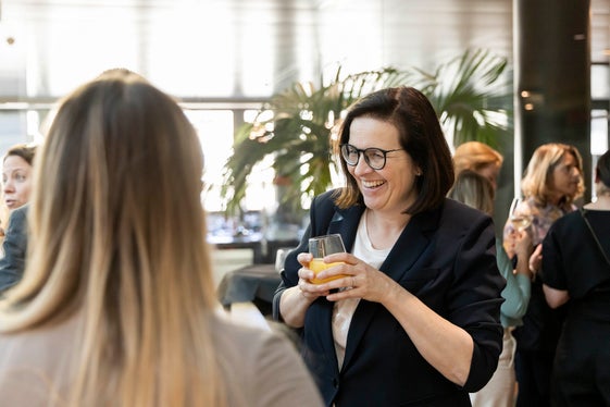 Small talk und Netzwerken nach der Vergabe der Zertifikate in der Bozner Handelskammer. (Foto: LPA/Alan Bianchi)
