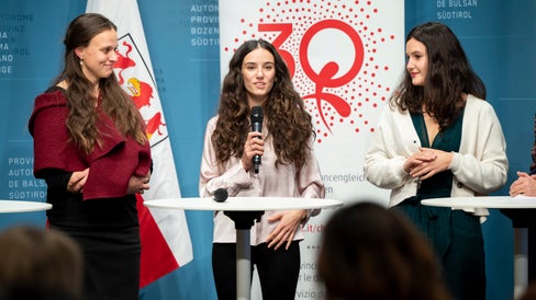 Petra Oberhollenzer (von links), Mathilde Galli und Ingrid Kapeller sind die diesjährigen Preisträgerinnen der Förderpreise für wissenschaftliche Arbeiten zur Situation der Frau in der Gesellschaft oder der Chancengleichheit zwischen Frau und Mann. (Foto: LPA/Fabio Brucculeri)