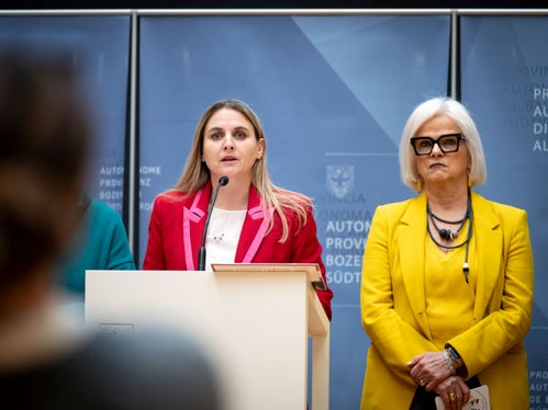 “Non vogliamo fiori, ma vogliamo sottolineare ciò che ancora non funziona”, ha affermato la presidente della Commissione provinciale pari opportunità, Ulrike Oberhammer, nella foto con la vice presidente Nadia Mazzardis. (Foto: USP/Fabio Brucculeri)