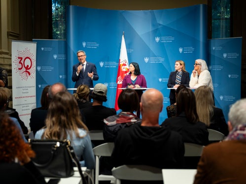 Il Presidente Arno Kompatscher, in qualità di Assessore provinciale alle pari opportunità, porta i complimenti della Giunta provinciale (foto: USP/Fabio Brucculeri)