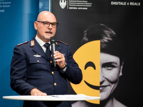 Es ist wichtig alle Fälle von Beleidigung und Hass-Kommentaren anzuzeigen“, betonte Bruno Mazzurrana von der Postpolizei, denn nur so können wir die Urheber und Urheberinnen ausfindig machen. Häufig ziehen beleidigende Kommentare im Netz eine Gruppe von Trittbrettfahrern mit sich. (Foto: LPA/Fabio Brucculeri)