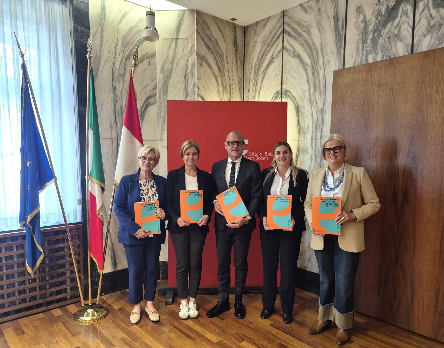 Nella foto da sx: Patrizia Brillo, Johanna Ramoser, Claudio Corrarati, Ulrike Oberhammer e Nadia Mazzardis (Foto: Città di Bolzano/mp - Creative Commons Attribution 4.0 International)
