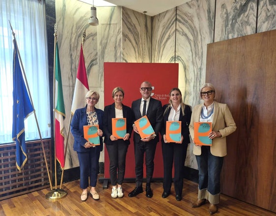 Nella foto da sx: Patrizia Brillo, Johanna Ramoser, Claudio Corrarati, Ulrike Oberhammer e Nadia Mazzardis (Foto: Città di Bolzano/mp - Creative Commons Attribution 4.0 International)