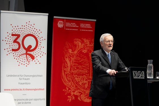Il Presidente Michl Ebner è orgoglioso che la Camera di commercio di Bolzano abbia istituito il primo Comitato per l'imprenditoria femminile in Italia (foto: Imprexa/Alan Bianchi)